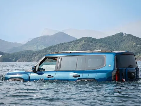 SUV Trung Quốc có thể di chuyển trên mặt nước như thuyền, sức mạnh gần 900 mã lực
