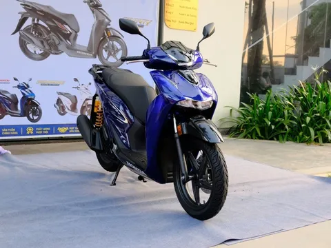 Chiêm ngưỡng Honda SH Vetro Blue 2026: 'Dàn áo' trong suốt kiểu pha lê, giá 235 triệu đồng