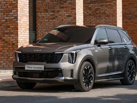 Ford Everest 'hụt hơi' nhưng vẫn dẫn đầu, Kia Sorento đi ngược xu hướng