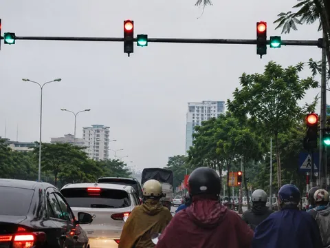 Đèn xanh chưa hết đếm ngược đã chuyển đỏ, tài xế cần làm gì để tránh bị phạt oan?