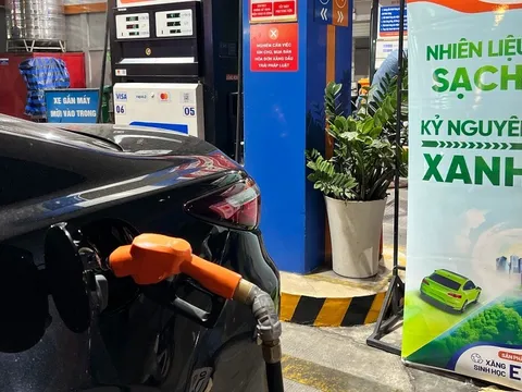 Bình còn xăng khoáng, đổ thêm E10 có ảnh hưởng đến động cơ ô tô, xe máy?