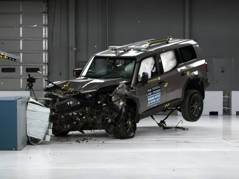 Toyota Land Cruiser chỉ đạt điểm trung bình ở bài thử nghiệm va chạm nào?