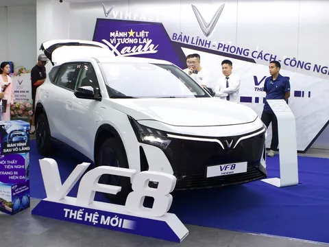Lô VinFast VF 8 thế hệ mới đầu tiên cập bến đại lý, dự kiến bàn giao đến khách Việt cuối tháng 7