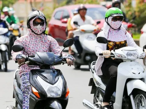 Mùa hè nắng nóng gay gắt, người đi xe máy cần lưu ý gì khi chọn đồ chống nắng?