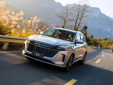 Thương hiệu ô tô Trung Quốc DFSK chuẩn bị trở lại Việt Nam với SUV 7 chỗ E5 Hybrid