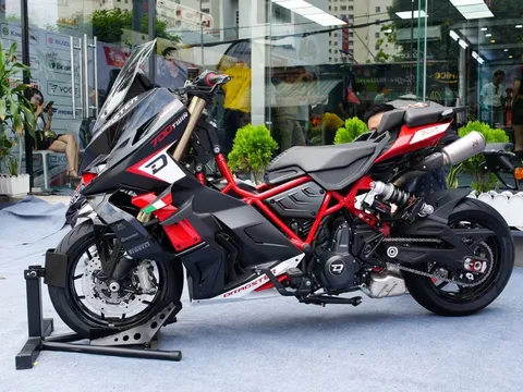 Mô tô lập dị Italjet Dragster 700 có giá 428 triệu đồng tại Việt Nam
