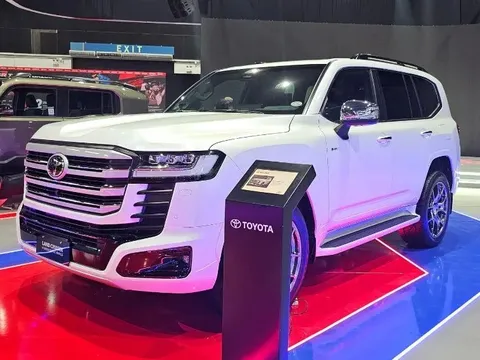 Toyota Land Cruiser Hybrid chào sân Đông Nam Á: Biến thể mạnh nhất lịch sử dòng xe, giá quy đổi gần 3 tỷ đồng