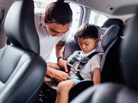 Chở trẻ nhỏ trên ô tô từ 1/7: Không phải xe nào cũng bắt buộc có ghế an toàn