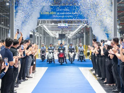 Xe máy điện VinFast thứ 1 triệu xuất xưởng là một chiếc Feliz II màu đỏ