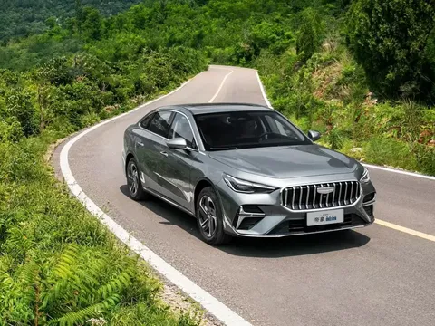 Geely Emgrand i-HEV 'ăn xăng' chỉ 2,2 lít/100 km trình làng, giá quy đổi chưa đến 400 triệu đồng