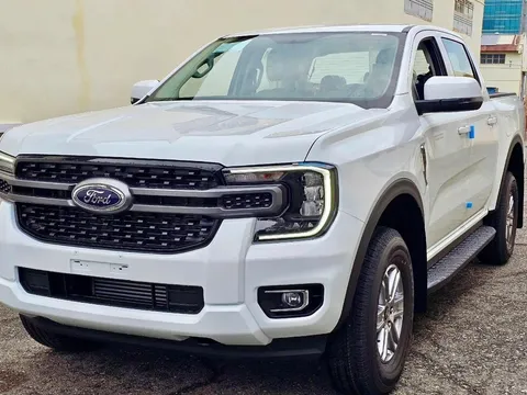 Ford Ranger XLS mới đã có mặt tại đại lý: Màn hình 12 inch, hộp số 10 cấp, giá bán vẫn từ 707 triệu đồng