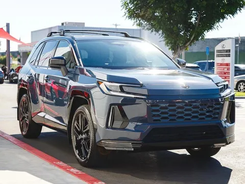 Toyota RAV4 thế hệ mới quá 'hot': Khách xếp hàng dài, xe chưa về đại lý đã hết suất