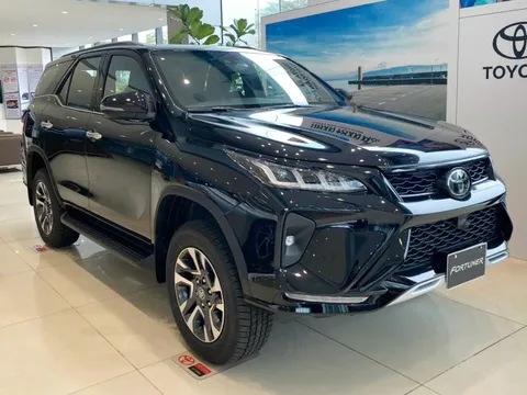 Camry không còn bản xăng, Fortuner khai tử máy dầu: Toyota đang thu gọn danh mục xe tại Việt Nam