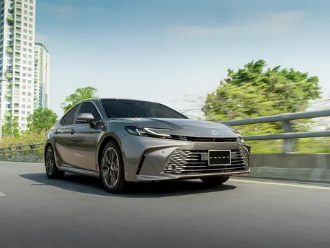 Toyota Camry Hybrid đổi tên phiên bản, giá khởi điểm giảm chỉ còn từ 1,32 tỷ đồng