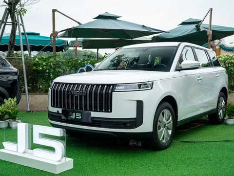 Xem ảnh thực tế Jaecoo J5 bản máy xăng tại Việt Nam: Có gì để cạnh tranh trong phân khúc SUV đô thị?