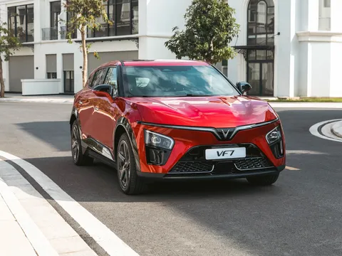 VinFast VF 7 tăng gần gấp đôi doanh số, lần thứ hai bán vượt Mazda CX-5 trong năm