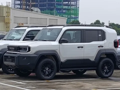 Toyota Land Cruiser FJ lộ ảnh thực tế tại Việt Nam, giá dự kiến khoảng 1,2 tỷ đồng