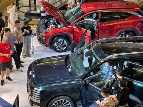 Khách Việt lần đầu được ngắm trực tiếp Hyundai Tucson Hybrid và Palisade Hybrid