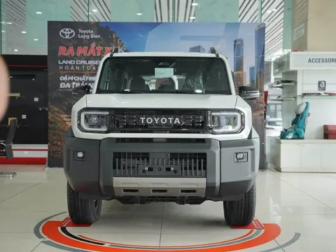Cận cảnh Toyota Land Cruiser FJ tại đại lý: 'Tiểu' Prado giá 1,198 tỷ đồng, trang bị an toàn phong phú 