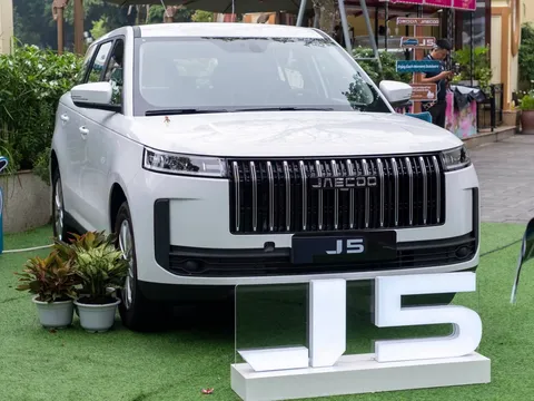 Tháng 8 vắng xe mới, thị trường ô tô Việt chỉ chờ Jaecoo J5 và Lynk & Co 02