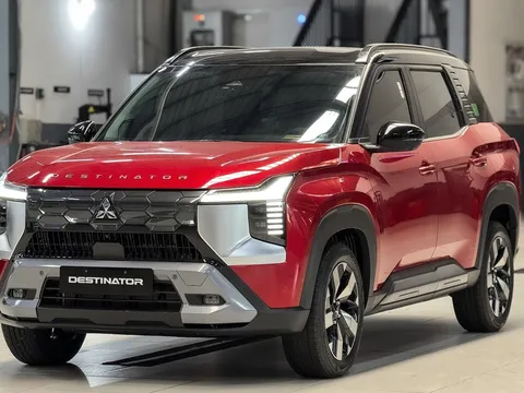 Mitsubishi Destinator nhận ưu đãi lớn, rút ngắn khoảng cách giá với Mazda CX-5