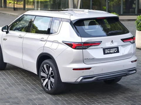 Mitsubishi Outlander PHEV tái xuất Philippines: Chạy thuần điện 100 km, giá quy đổi khoảng 1,2 tỷ đồng