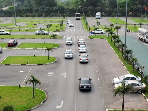 Thi GPLX ô tô từ 2027 có điểm mới: Thí sinh phải thực hành vượt xe, chuyển làn và trở lại làn