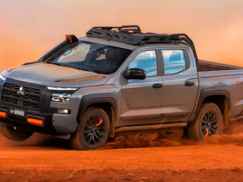 Đây là mẫu Mitsubishi Triton 'hầm hố' nhất từ trước đến nay: Lội nước 800 mm, có cả xẻng gắn trên nóc