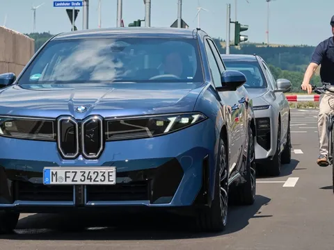 BMW iX3 2027 bổ sung loạt công nghệ an toàn mới: Tự tránh chướng ngại, ngăn mở cửa sai thời điểm