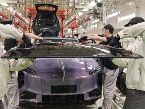 Hongqi EHS7 được lắp thử nghiệm cửa sổ trời quang điện, có thể tạo 400 kWh điện/năm