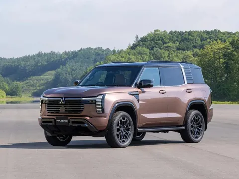 Mitsubishi Pajero thế hệ mới công bố giá bán, cạnh tranh Toyota Land Cruiser Prado
