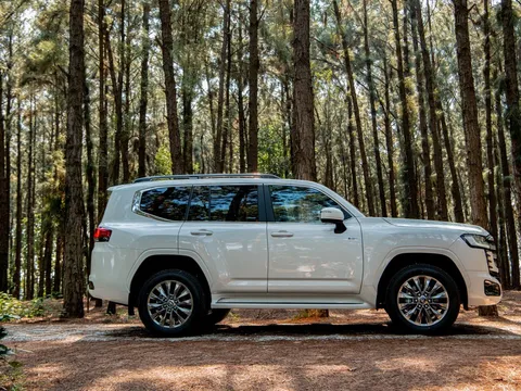 Toyota Land Cruiser 300 lần đầu có bản hybrid tại Việt Nam: Tiết kiệm xăng hơn nhưng vẫn giữ chất off-road