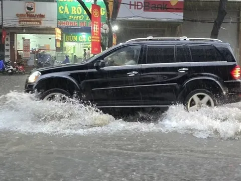 Lái ô tô qua đường ngập: 4 lỗi dễ khiến xe hư hỏng nặng