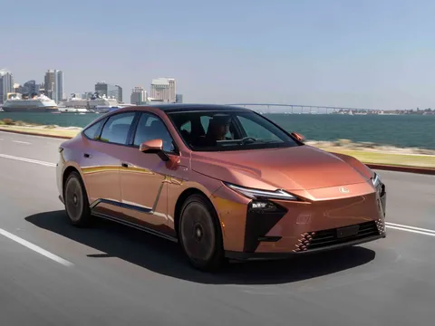 Lexus Việt Nam úp mở xe mới trước ngày ra mắt: 'Sự chuyển mình của một mẫu xe biểu tượng'
