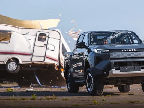 Toyota Hilux điện 'hứng' một chiếc caravan từ độ cao 9 mét, vẫn hoạt động sau cú va đập