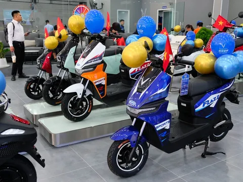 Cuộc cạnh tranh giữa xe máy điện và xe máy xăng tại Việt Nam ngày càng nóng