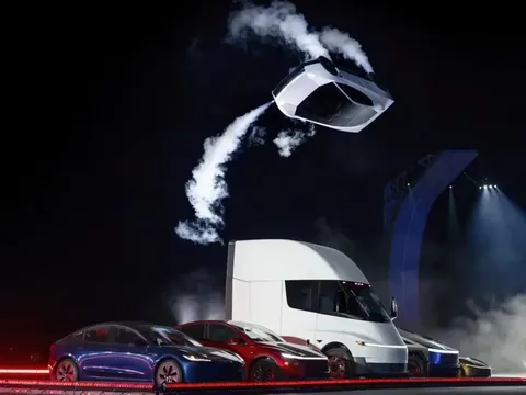Tesla Roadster phá vỡ giới hạn của ô tô truyền thống: Chạy lộn ngược, xoay một vòng trên không rồi tiếp đất an toàn
