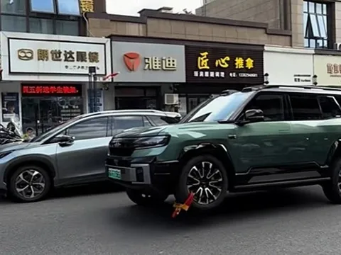SUV Trung Quốc khiến người đi đường bất ngờ với màn chạy bằng 3 bánh