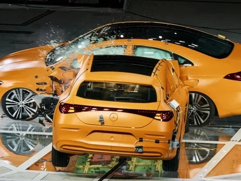 Mercedes-Benz 'chơi lớn' khi cho xe xăng đâm ngang xe điện: Kết quả khiến nhiều người chú ý