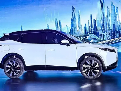 Omoda C7 HEV ra mắt với bộ pin 5 kWh, hứa hẹn chạy điện được xa hơn