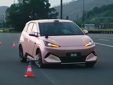 Ô tô điện giá rẻ của BYD vẫn giữ ổn định khi bị nổ lốp ở tốc độ 140 km/h
