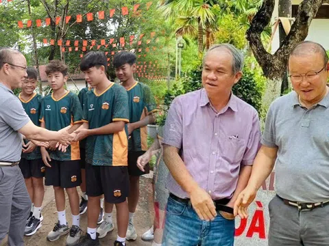 HLV Park Hang-seo trở lại HAGL, 'công thần' ĐT Việt Nam tặng bầu Đức món quà đặc biệt