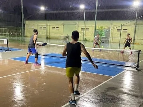 Không ngại thời tiết, nhiều người ra sân chơi pickleball giữa trời mưa bão