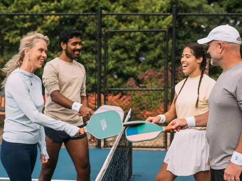 Tranh cãi pickleball biến thành 'vợ ball', đấng mày râu khổ sở trước lệnh 'cấm sân'