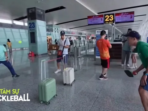 Chỉ có ở Việt Nam, nhóm người đàn ông biến sân bay thành sân chơi pickleball