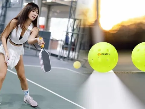 Người chơi pickleball tranh cãi gay gắt bóng 'in' hay 'out', hé lộ quy tắc riêng giữ hòa khí