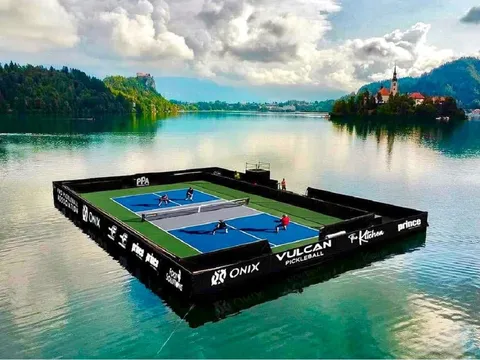Siêu sao NBA khiến cộng đồng pickleball choáng ngợp với sân bóng nổi trên mặt hồ