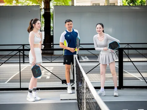 Lý Hoàng Nam hút trăm nghìn lượt xem: Đấu cùng lúc 2 hoa hậu, chơi pickleball bằng tay không thuận
