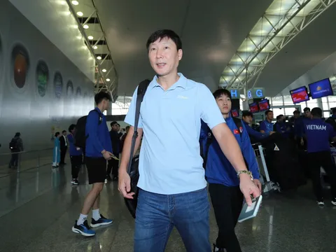 HLV Kim Sang-sik trở về Hàn Quốc, thuyền trưởng ĐT Việt Nam tặng vợ món quà 'đặc biệt'