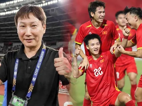 HLV Kim Sang-sik bổ sung 'hỏa lực' cho ĐT Việt Nam, quyết tâm 'đè bẹp' Malaysia ở VL Asian Cup